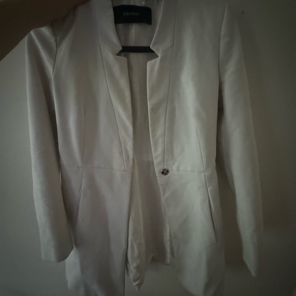 Form-fitting white blazer